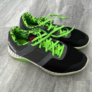 Big Kids size 5Y Reebok black & green sneakers exercise, running, walking, comfy